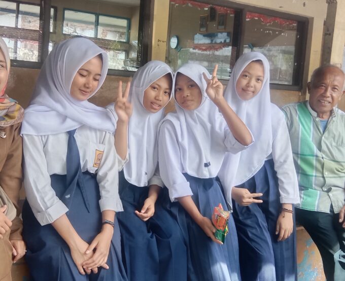 Menjelajahi Keajaiban Sains: Eksperimen Seru di Laboratorium Sekolah Kami!